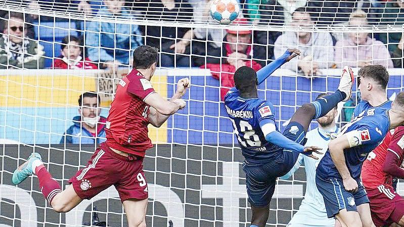 Münchens Robert Lewandowski (l) erzielte per Kopfball den Ausgleich. Foto: Uwe Anspach/dpa