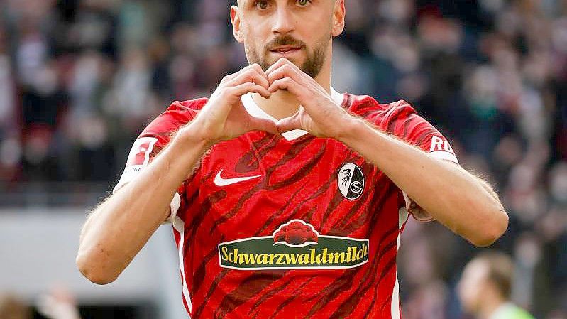 Traf erstmals doppelt in einer Bundesliga-Partie: Freiburgs Vincenzo Grifo jubelt hier über sein zweites Tor. Foto: Philipp von Ditfurth/dpa