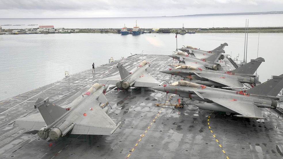 Rafaele-Kampfjets auf einem französischen Flugzeugträger. Foto: picture alliance/dpa/AP