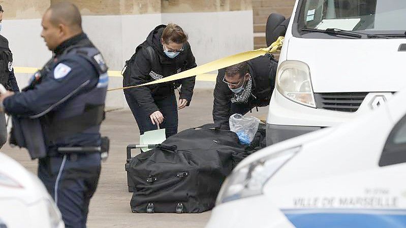 Polizisten am Tatort: In der südfranzösischen Hafenstadt Marseille hat ein Mann Polizisten vor dem Rathaus mit einem Messer bedroht. Der Angreifer ist tot. Foto: Jean-Francois Badias/AP/dpa