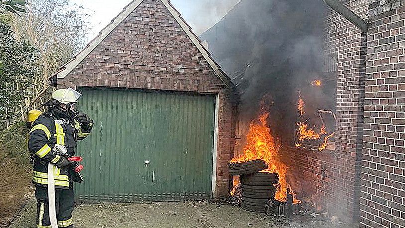 Ein Sperrmüllhaufen hat Feuer gefangen. Foto: Wolters