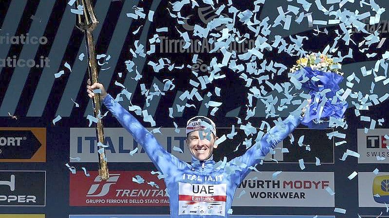 Tadej Pogacar feiert seinen Gesamtsieg bei der Tirreno-Adriatico. Foto: Gian Mattia D'alberto/LaPresse/AP/dpa