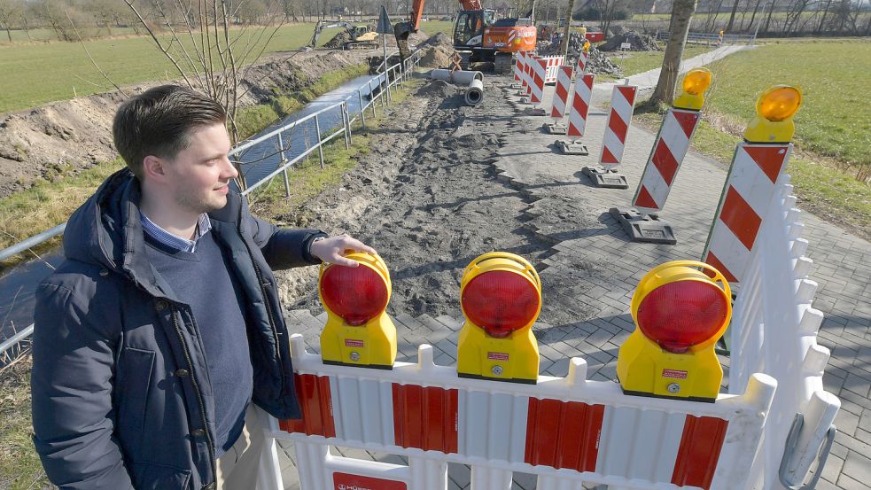 Bernd Ewerth, Chef des Tiefbauamts, ist froh über die Flexibilität der Firmen beim Bau des Radwegs an der Straße Zum Haxtumerfeld. Foto: Ortgies