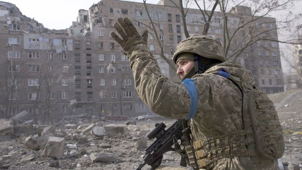 Ein ukrainischer Soldat gestikuliert, während er seine Stellung in der Hafenstadt Mariupol bewacht. Foto: Mstyslav Chernov/AP/dpa.