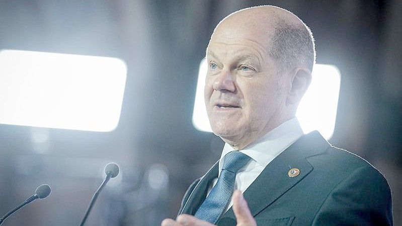 Bundeskanzler Olaf Scholz (SPD) bei einer Pressekonferenz im französischen Versailles. Foto: Kay Nietfeld/dpa