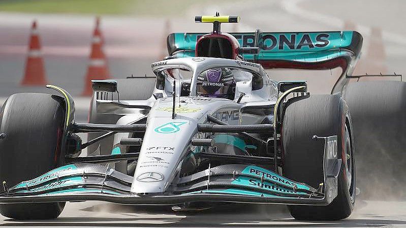 Lewis Hamilton geht in der ungewohnten Rolle des Herausforderers in die neue Saison. Foto: Hasan Bratic/dpa