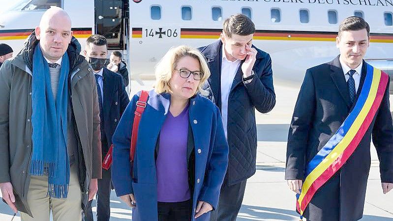 Entwicklungsministerin Schulze besucht Unicef-Projekte für geflüchtete ukrainische Familien an der rumänischen Grenze zur Ukraine. Foto: Bernd von Jutrczenka/dpa