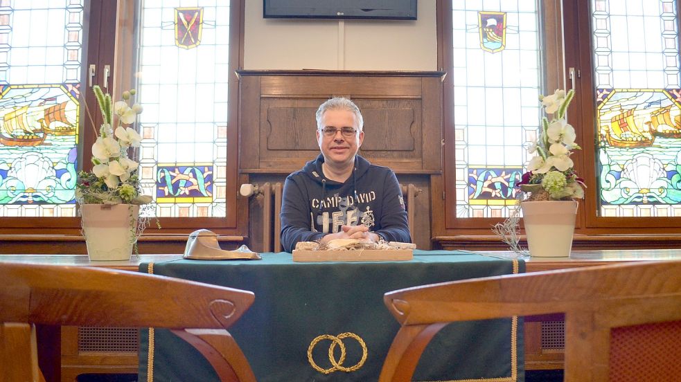 Standesbeamter Olaf Byl im Ratssaal, einer der Hochzeitslocations auf Borkum. Foto: Hoppe