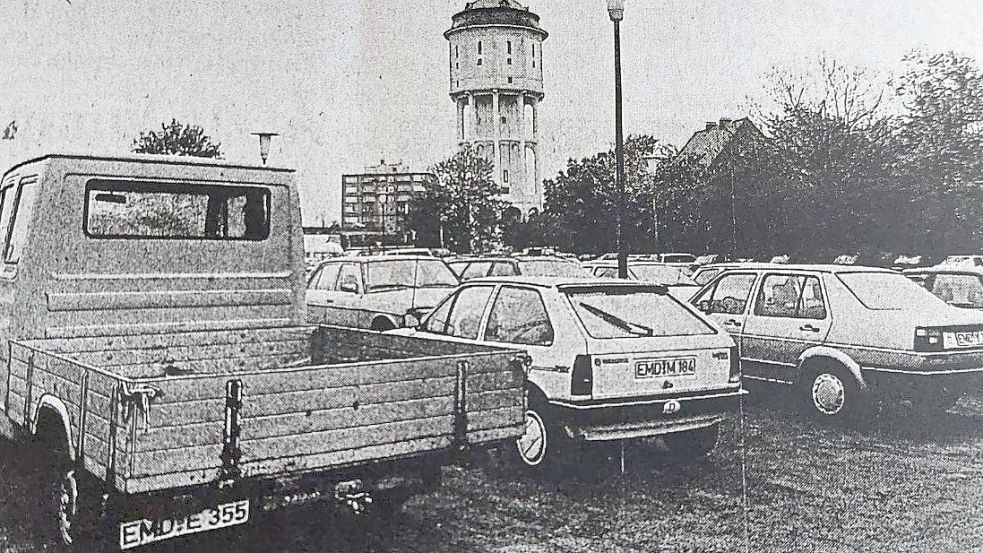 Bevor das Parkhaus am Wasserturm gebaut wurde, konnten Autos auf einer Freifläche auf dem Gelände des ehemaligen Schlachthofs parken. Fotos: Archiv