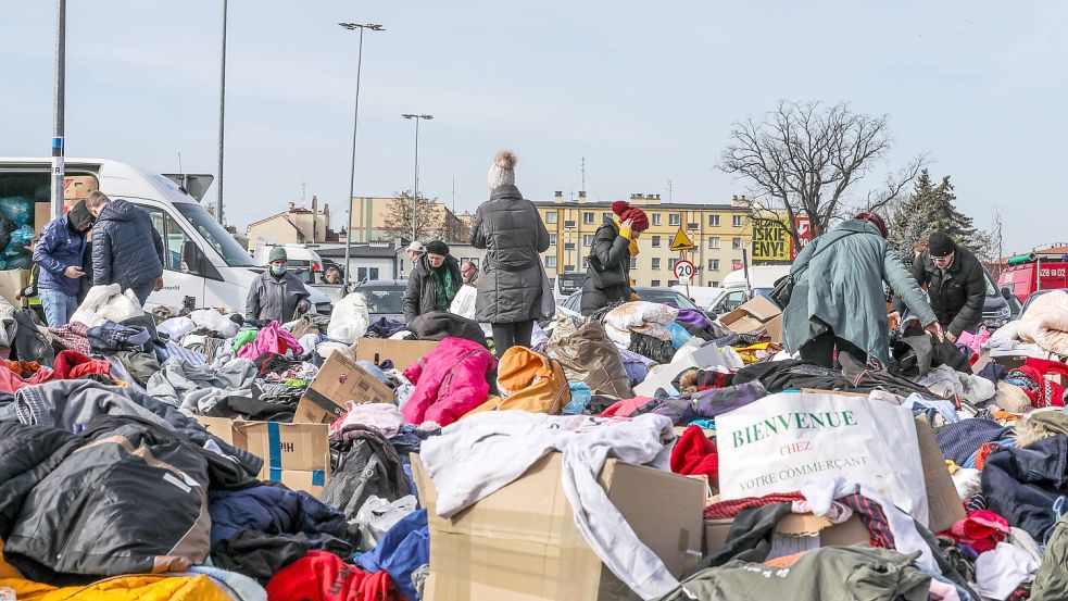 In Przemysl liegen nicht benötigte Kleidungsstücke in großen Haufen nahe der Unterkunft für Geflüchtete. Foto: Hock