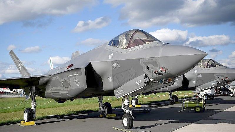 Ein Lockheed Martin F-35-Tarnkappenjet aus den USA mit einem Radargerät des Rüstungsunternehmens Hensoldt bei der Raumfahrtausstellung (ILA) in Berlin (Archivbild). Foto: Britta Pedersen/zb/dpa