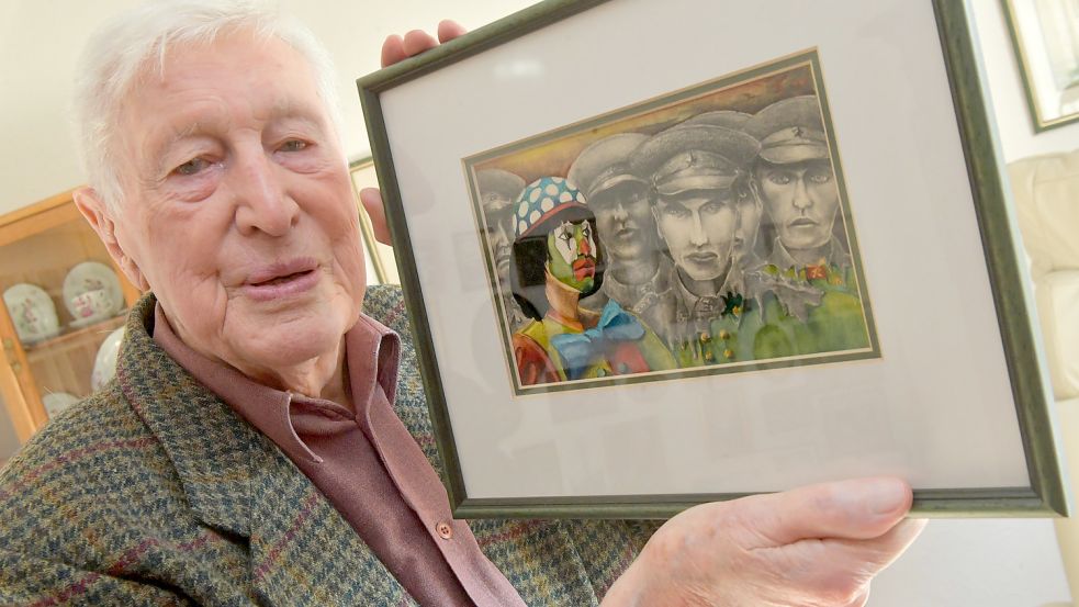 Carl Osterwald hält eine Zeichnung in die Kamera, die sein 1999 gestorbener Sohn in Kapstadt angefertigt hat. Foto: Ortgies