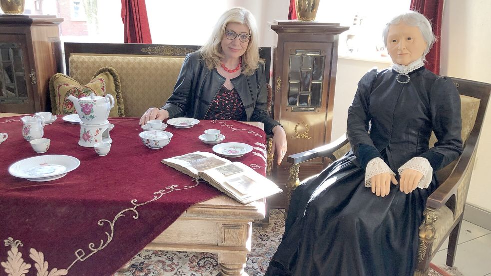 Hier ist Hannelore Jürgler zusammen mit einer lebensechten Nachbildung von Dr. Hermine Heusler-Edenhuizen zu sehen, die seit dem vergangenen Jahr im Museum der Manningaburg sitzt. Fotos: Hillebrand