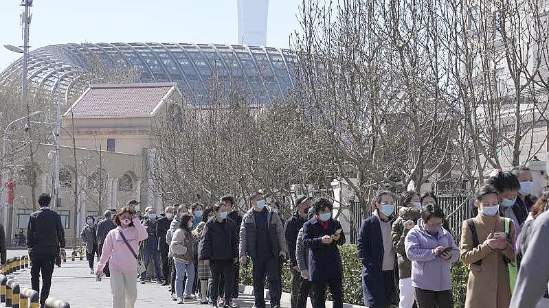 Menschen stehen in Peking Schlange für einen Corona-Test. Foto: Ng Han Guan/AP/dpa