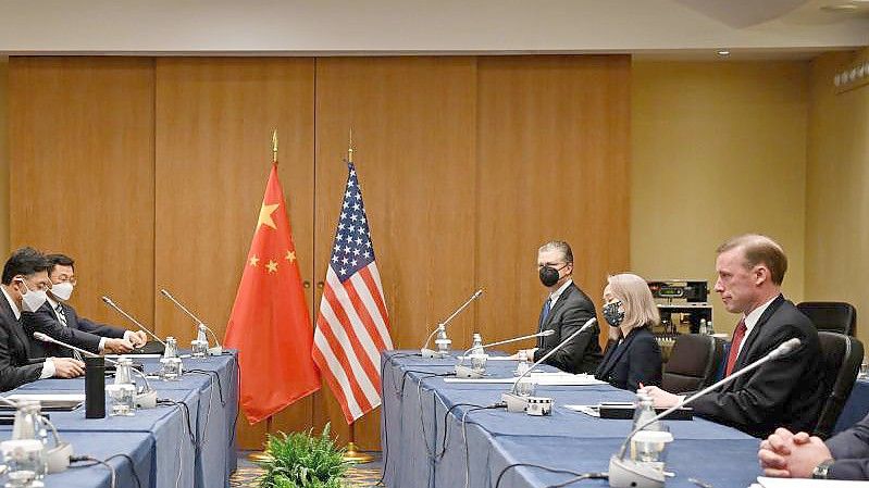 Yang Jiechi (1. v. l.) trifft sich am 14. März 2022 in Rom, mit dem nationalen Sicherheitsberater der USA, Jake Sullivan. Foto: Jin Mamengni/XinHua/dpa