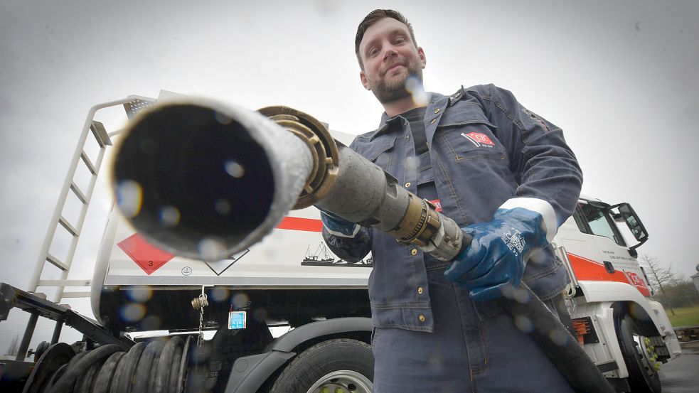 Tankwagenfahrer Florian Gosseling von Carl Büttner & Jantzon hat derzeit alle Hände voll zu tun. Foto: Ortgies