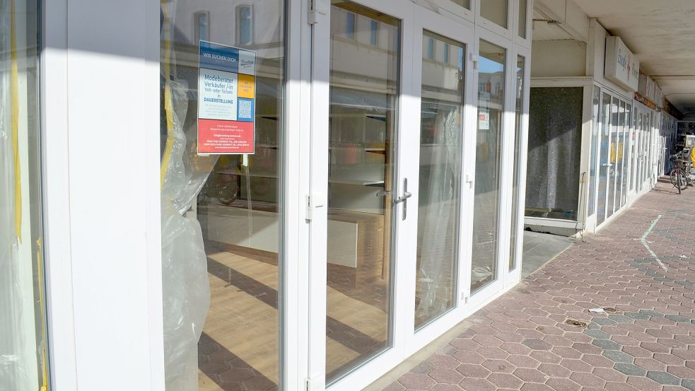 Hier entsteht bald ein neues Geschäft. Auch die Eisdiele nebenan kommt bald aus der Winterpause. Foto: Hoppe