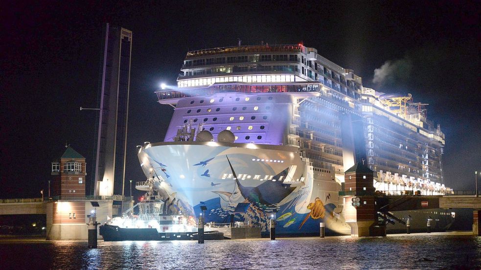 Die „Norwegian Escape“ war im September 2015 in Richtung Nordsee überführt worden. Dabei passierte das Schiff auch die Jann-Berghaus-Brücke in Leer. Archivfoto: Lohmann