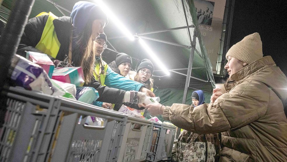 Eine Frau wird direkt am Grenzübergang beim Ort Medyka von frewilligen Helferinnen versorgt. Foto: Hock