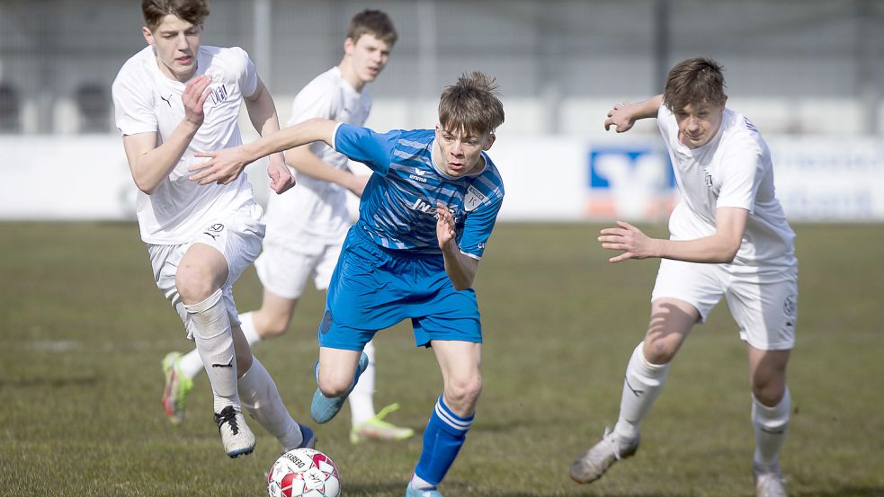 Die Emder B-Junioren (am Ball Nico Möhle) marschieren Richtung Regionalliga-Aufstiegsspiele. Foto: Doden