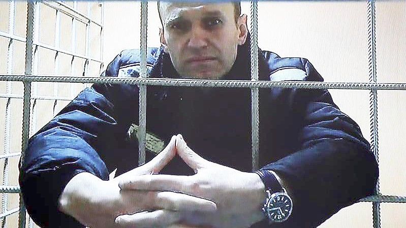 Alexej Nawalny wird während einer Gerichtsverhandlung im vergangenen Dezember per Video aus dem Gefängnis zugeschaltet. Foto: Evgeny Feldman/Meduza/AP/dpa