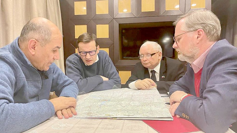 Dieses Foto, das der polnische Ministerpräsident Mateusz Morawiecki (Zweiter von links) auf Twitter verbreitet, zeigt ihn mit seinem Vize Jaroslaw Kaczynski (Zweiter von rechts) sowie Tschechiens Ministerpräsident Petr Fiala (rechts) und seinem slowenischen Amtskollegen Janez Jansa an einem Tisch mit einer Karte der Ukraine. Die Regierungschefs von Polen, Tschechien und Slowenien sind am Dienstagabend in Kiew angekommen. Foto: ---/ Mateusz Morawiecki via Twitter/DPA