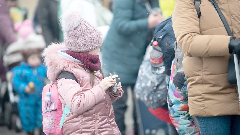 Gut fünf von sechs Geflüchteten, die im Kreis Aurich angekommen sind, sind Kinder und ihre Mütter. Weil alle ukrainischen Männer zwischen 18 und 60 Jahren bleiben müssen, um ihr Land zu verteidigen, sind nur knapp ein Sechstel der Angekommenen Männer. Foto: Gollnow/DPA