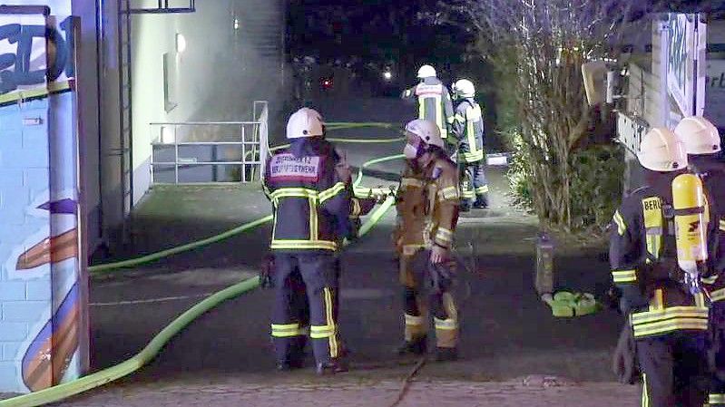 Feuerwehrleute stehen im Kölner Zoo. Foto: Mirko Wolf/dpa/TNN/dpa