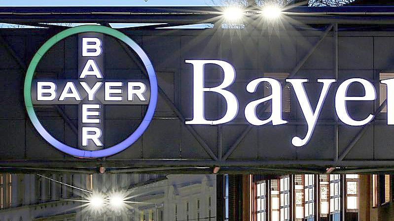 Das Bayer-Kreuz am Werk in Wuppertal. Das Unternehmen hält derzeit am Russland-Geschäft fest. Foto: Oliver Berg/dpa