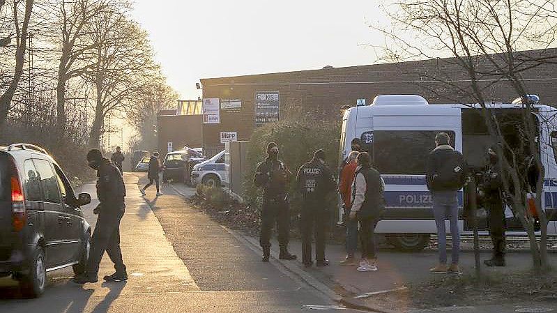 Polizeieinsatz in Mönchengladbach im Rahmen der Drogen-Razzia. Foto: Sascha Rixkens/dpa