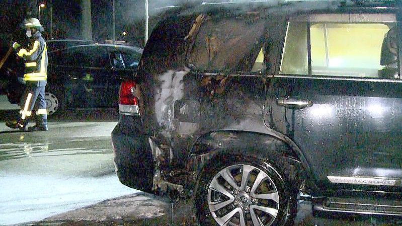 In Krefeld ist Anfang März ein Auto mit einem ukrainischen Kennzeichen in Brand geraten. Die Polizei ermittelt. Foto: Alexander Forstreuter/dpa
