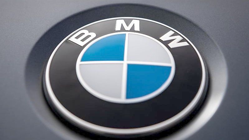 Trotz voller Auftragsbücher rechnet BMW mit Verkaufszahlen nur noch auf dem Niveau von 2021. Foto: Sina Schuldt/dpa