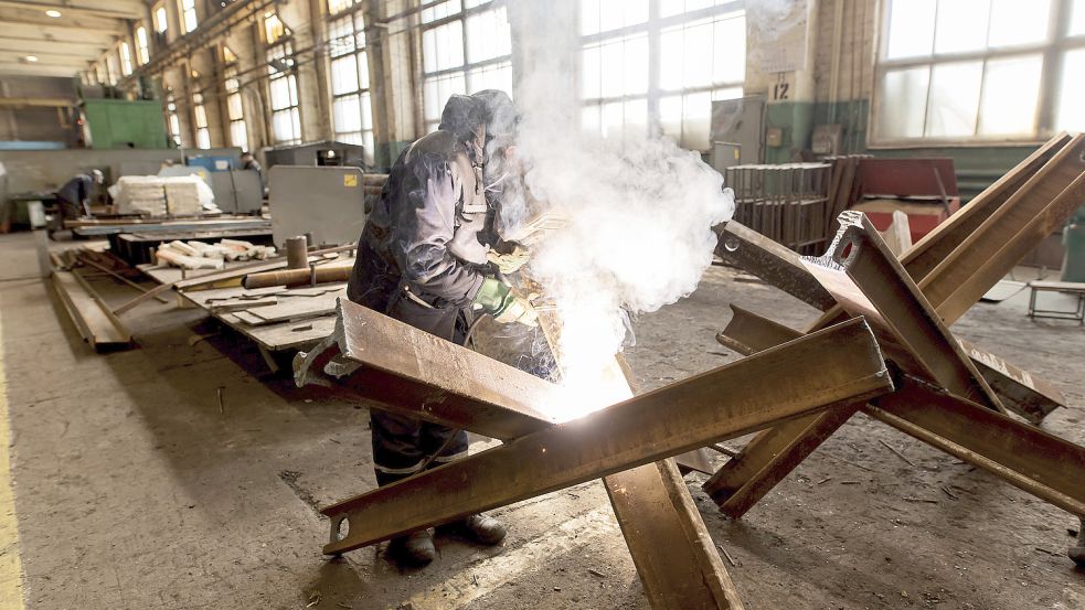Die Ukraine ist wichtig für die Stahlindustrie. In diesem Stahlwerk in Dnipro werden statt Gasrohren nun Panzersperren gefertigt. Foto: Sabadyr/Interpipe/AP/dpa