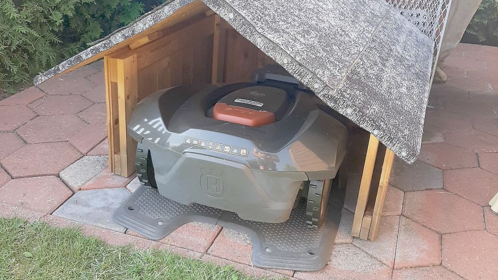 „Robby“ mäht auf zwei Grundstücken. Gerrit Pastoor aus Veenhusen hat ihm die Garage gebaut. Foto: privat