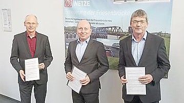 Detlef Barner (von links), Leiter Anlagen- und Instandhaltungsmanagement Netz Bremen der DB Netz AG, Marcus Kuhn, Leiter Betrieb Netz Bremen der DB Netz AG und Hermann Poppen, Amtsleiter, Wasserstraßen- und Schifffahrtsamt Ems-Nordsee, vereinbarten die Bedienung der zukünftigen Friesenbrücke. Foto: Deutsche Bahn