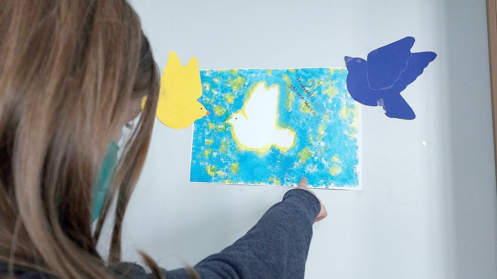 Mia hat gleich drei Bilder für den Frieden gemalt - auf diesem sieht man die Friedenstaube. Foto: Hanssen
