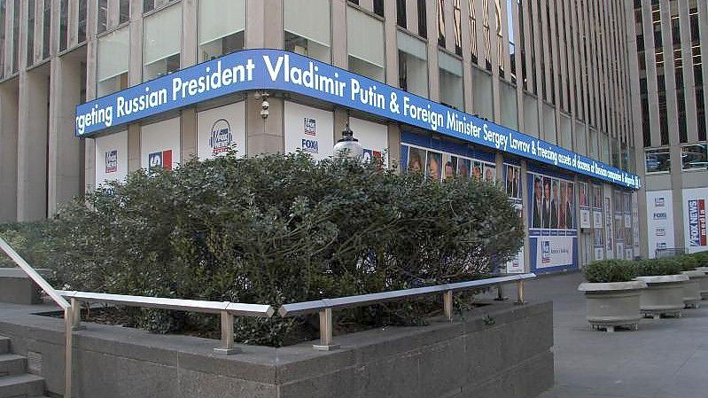 Fox-News-Ticker an einem Gebäude in New York. Ein in der Ukraine verletzter Korrespondent des Senders ist außer Landes gebracht worden. Foto: Bruce Cotler/ZUMA Press Wire/dpa