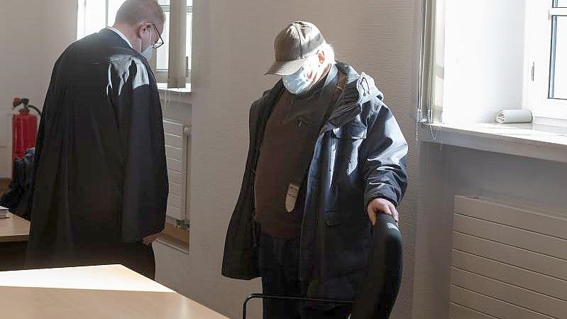 Der 69-jährige Angeklagte (r) im Amtsgericht Dortmund mit seinem Anwalt. Foto: Bernd Thissen/dpa