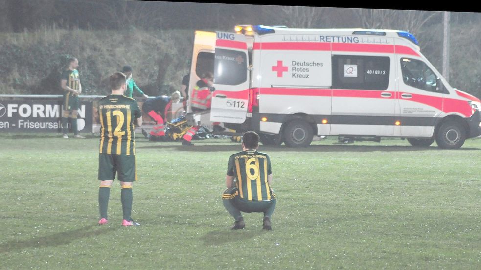 Die Spieler von Hinrichsfehn blicken sorgenvoll auf den Abtransport ihres Mitspielers. Foto: Privat