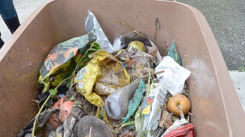 Plastik gehört nicht in die Biotonne. Doch nicht alle halten sich daran. Foto: /AWM/dpa