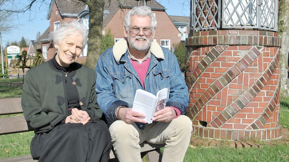 Brigitte Hagen und Rudi-Philipp Opper beim Blättern in Oppers neuem Roman. Hagens Kinderbuch erscheint Ende dieses Monats. Foto: Schönig