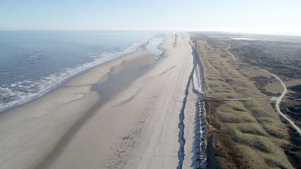 Eine Luftaufnahme des Strandabschnitts vor dem Pirolatal auf Langeoog entstanden im März 2022. Die Abbruchkante ist deutlich zu sehen. Foto: NLWKN