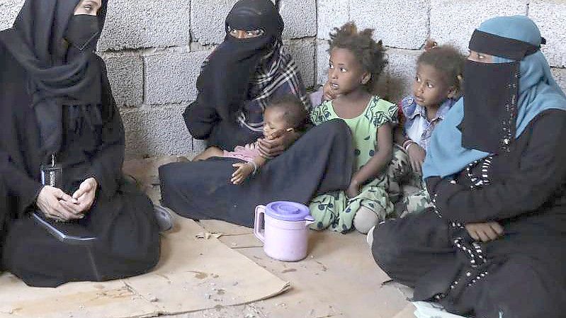 Hollywood-Schauspielerin und UN-Sonderbotschafterin Angelina Jolie (l) unterhält sich mit vertriebenen jemenitischen Frauen in Al Kandam. Foto: Marwan Tahtah/UNHCR via AP/dpa
