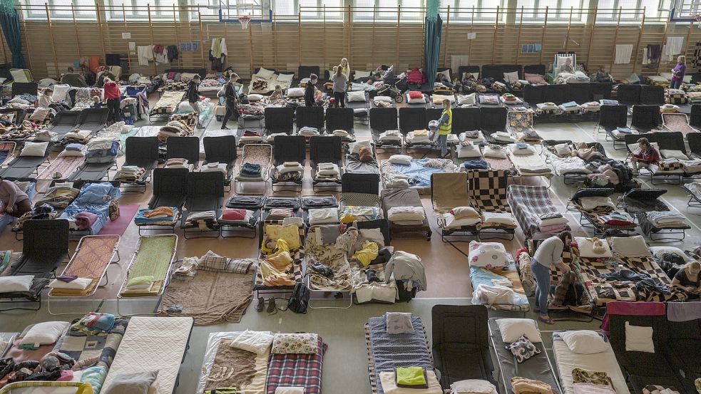 Einige Betten sind in einer Turnhalle im polnischen Medyka für Flüchtlinge aus der Ukraine aufgebaut. Ostfriesland will Sammelunterkünfte vermeiden. Foto: Petros Giannakouris/AP/dpa