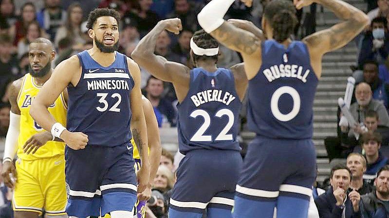 Karl-Anthony Towns (32) von Minnesota jubelt mit Patrick Beverley (22) und D'Angelo Russell (0) während der zweiten Halbzeit des Spiels. Foto: Andy Clayton-King/AP/dpa