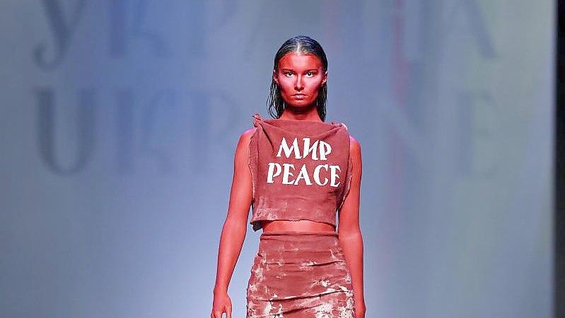 Designer Jean Gritsfeldt aus Kiew schickte seine Models unter anderem in diesem blutig-roten Outfit über den Laufsteg. Foto: Jens Kalaene/dpa-Zentralbild/dpa