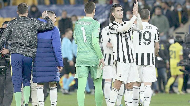 Juves Alvaro Morata bedankt sich am Ende des Spiels bei den Fans für deren Unterstützung. Foto: Alberto Saiz/AP/dpa