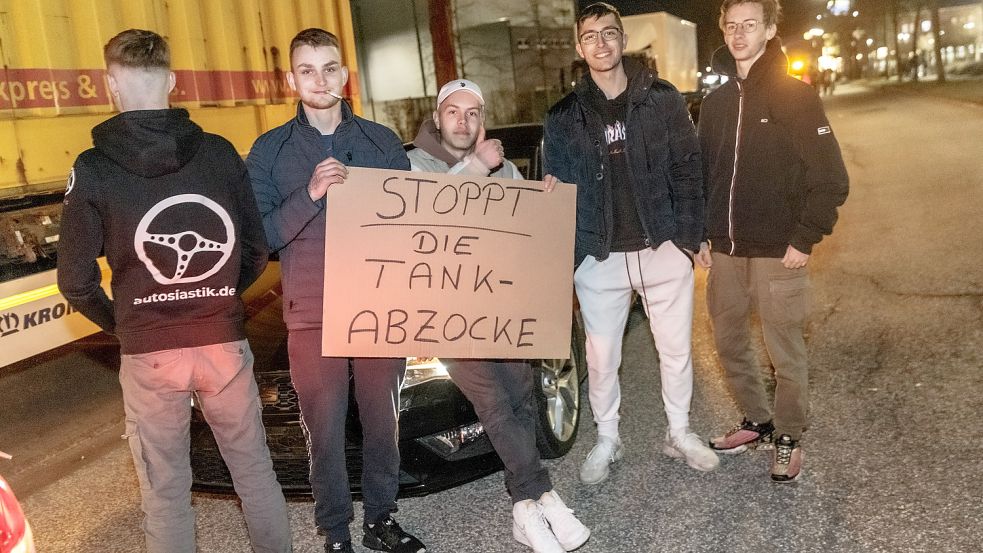 Teilnehmer des Autokorsos gegen erhöhte Spritpreise am Startpunkt in Hamburg-Allermöhe. Dort soll auch die Lkw-Demo beginnen. Foto: dpa