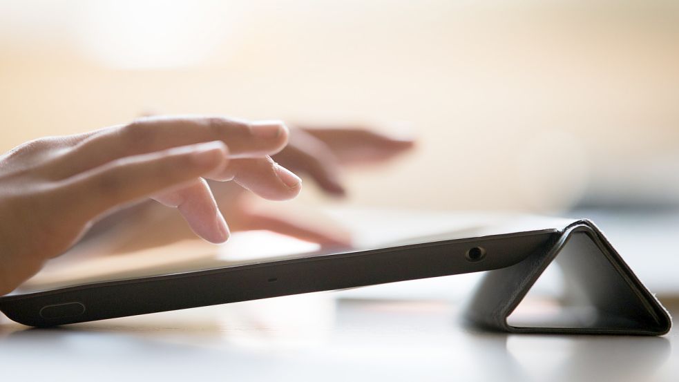 Viele Ratsmitglieder in Wiesmoor arbeiten bereits digital. Vollständig zur Pflicht kann es aber noch nicht werden. Foto: Vennenbernd/dpa