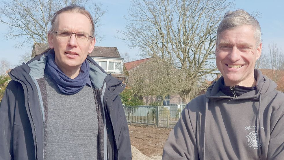 Dr. Jan Kegler (links) von der Ostfriesischen Landschaft und Dr. Immo Heske vom Seminar für Ur- und Frühgeschichte der Georg-August-Universität Göttingen haben den Einsatz der Studierenden in Weener koordiniert. Sie kennen sich von ihrer Arbeit bei einer wissenschaftlichen Fachzeitschrift. Foto: Gettkowski